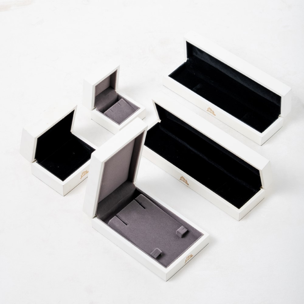 wooden jewellery box set in white vineer polished opened