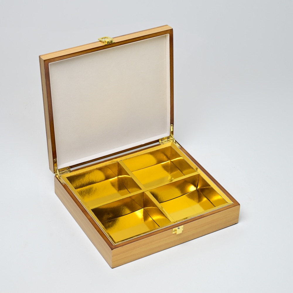 wooden jewellery box set in white vineer polished opened