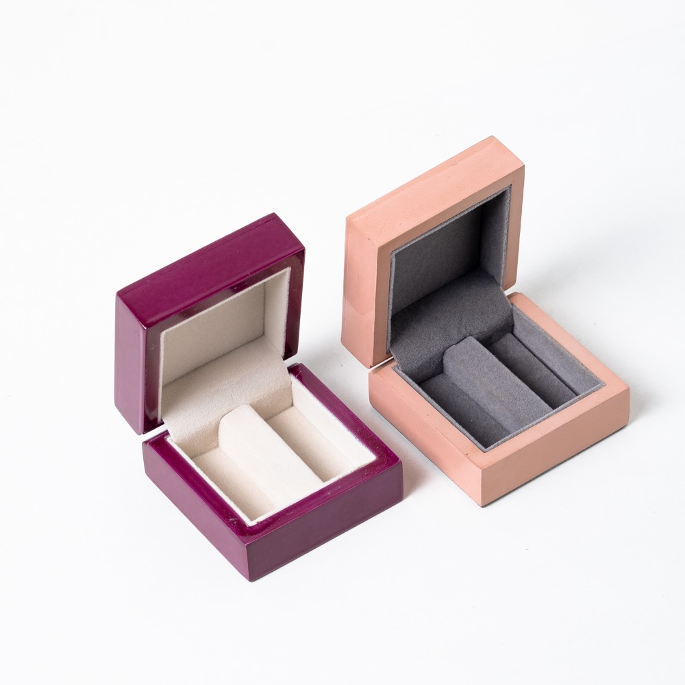 wooden jewellery box set in white vineer polished opened